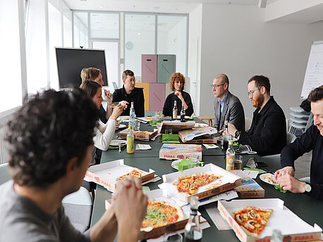 Bei Pizza und… treffen Menschen aus dem politischen Umfeld auf unsere Wissenschaftler:innen, um sich beim Pizzaessen über aktuelle Digitalisierungsthemen zu unterhalten.