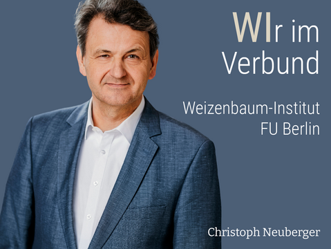 Portrait von Christoph Neuberger mit dem Text: WIr im Verbund. Weizenbaum-Institut. FU Berlin. Christoph Neuberger.