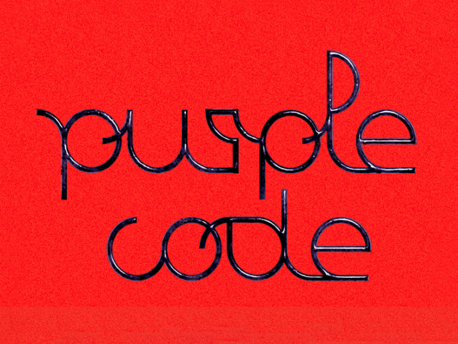 „purple code“ geschrieben in metallisch-schwarzem Draht auf hellrotem Hintergrund. 