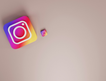 Instagram Logo in groß und klein auf einem beigen Hintergrund