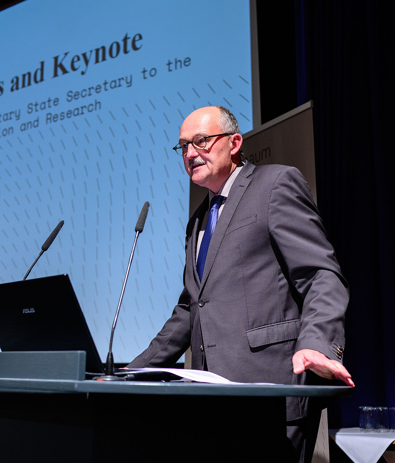 Dr. Michael Meister, Parlamentarischer Staatssekretär im Bundesministerium für Bildung und Forschung, hält die Eröffnungsansprache